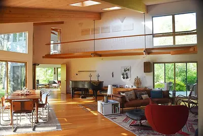 Image de Maison d'architecte spacieuse et lumineuse sur 5 acres boisés privés