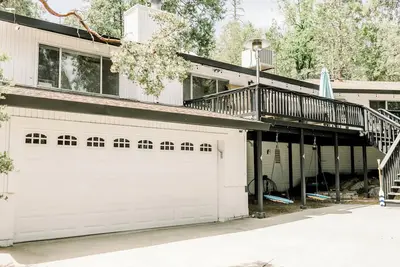 Image de 3 chambres, 3 salles de bain pour 10 personnes situé dans le quartier Pines Tract de Bass Lake