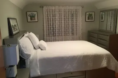 Image de Queenroom avec salle de bain partagée, quartier sûr.