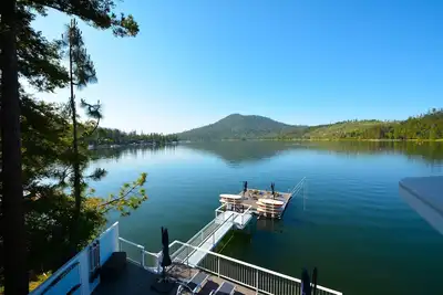 Image de 5 chambres 4. 5 salles de bain au bord du lac pour 14 personnes