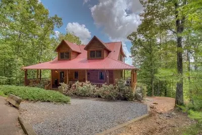 Image de Détendez-vous et profitez des vues sur les montagnes toute l'année dans cette magnifique cabane Blue Ridge