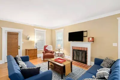 Image de ✨The Executive Retreat: Historic District Sleeps 12✨