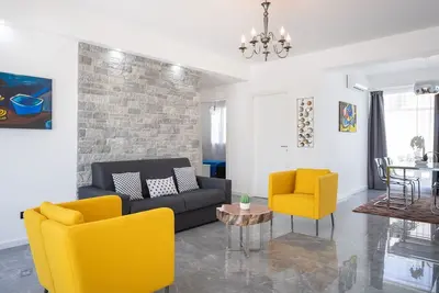 Image de Villa élégante et confortable avec air conditionné, connexion Wi-Fi et jardin, à 1 km de la mer