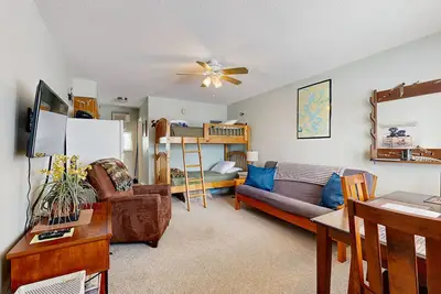 Image de Condo studio avec quai partagé et vue imprenable sur le lac Moosehead / Mt. Kineo!