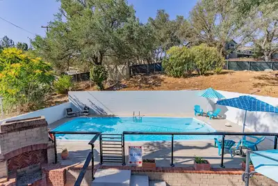 Spacieuse maison moderne rénovée du milieu du siècle avec piscine et accès au centre-ville de Paso!