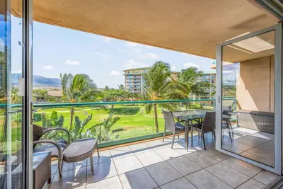 Image de Oceanfront, maison avec vue sur la montagne w / piscines partagées, bain à remous et salle de gym - près des plages
