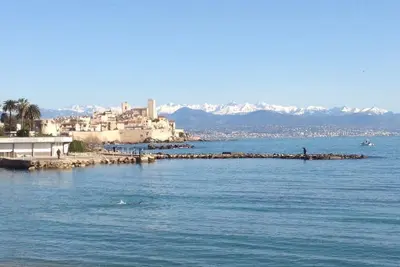 Image de Front de mer à Antibes, les pieds dans l'eau
