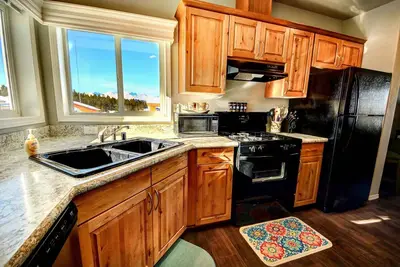 Image de Cozy, Beautiful, Modern and New Home-Great Location