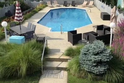 Image de Piscine privée située à moins d'un pâté de maisons de la promenade
