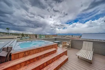 Image de Tour Matsen. Jacuzzi! Retraite exécutive du centre-ville avec terrasse sur le toit!