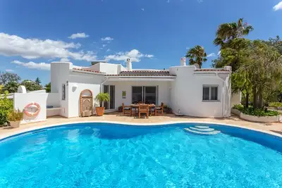 Image de Villa Sagres est une villa de campagne, à 3km des Golfs et à 13km des plages