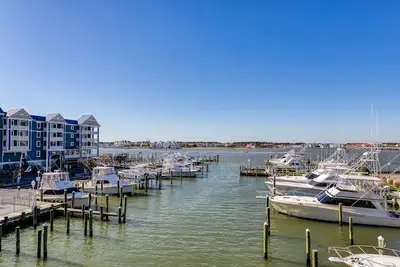 Image de Condo Bayfront w / marina vues et accès à la piscine partagée - à pied de la plage!