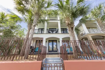 Image de La magnifique maison de luxe Seacrest Beach 4bd / 4ba surplombe une immense piscine; marcher jusqu'à la plage