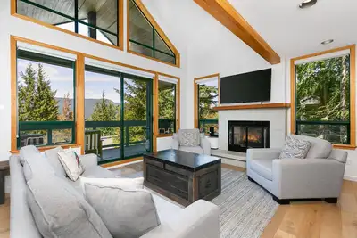 Image de Aurores boréales 35 | 3br, 2. 5ba accès au village de Whistler, vue sur la montagne, bain à remous privé.