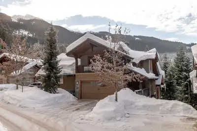Image de Le belvédère 5 | Ski-in-Ski-out 4 chambres Whistler, bain à remous