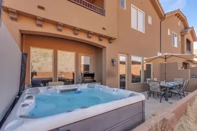 Image de Près de la piscine, beaucoup de literie supplémentaire, golf et mécontentements de Tuachan!