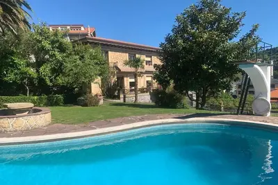 Manoir de style propre, avec grand jardin et piscine privée.