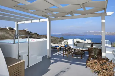 Image de Admiral's House avec terrasse jacuzzi et vue imprenable sur la caldeira, familial et convivial