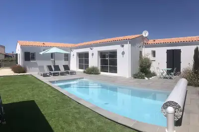 Image de Maison récente, avec piscine privée chauffée à 500 mètres du bord de mer!