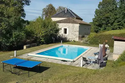 Image de Une maison en pierre paisible surplombant le magnifique village de Roquecor au sommet d'une colline