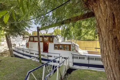 Image de Charmant bateau historique amarré en face de Kew Gardens.
