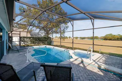 Image de Chaleur De Piscine Gratuite! Maison soignée \/ Piscine et spa privés \/ Près de Disney \/ Aucun voisin arrière