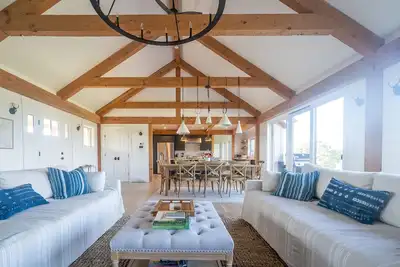 Image de Nouvelle ferme moderne au bord de l'eau sur Tisbury Great Pond