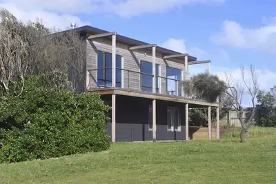 Image de Surf View Beach House porte bien son nom avec une vue imprenable sur l'océan Austral.