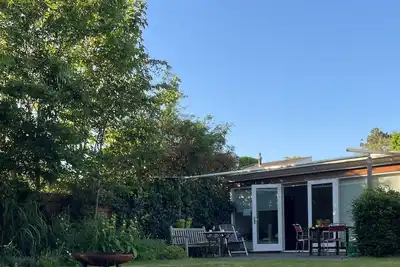 Image de Villa familiale spacieuse avec grand jardin.