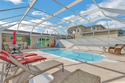 Image de À quelques minutes de la plage! Piscine chauffée sur le canal d'accès au golfe, magnifique duplex rénové, garage et WiFi gratuit!