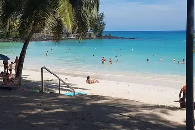 Image de Appartement T1 (studio) avec terrasse, à environ 300 m de la plage de Pereybère.