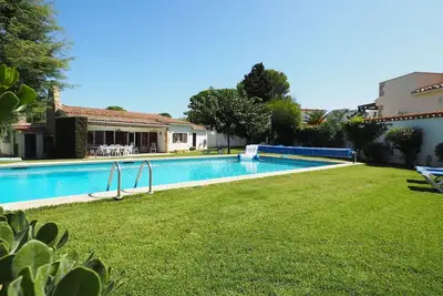 Image de Ref. Villa Barcelona: Belle villa avec 5 chambres et grande piscine privée.