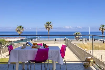 Image de Glicine - 2-bedroom apartment with large panoramic sea view terrace and pool in the garden