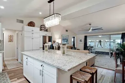 Image de Vues à couper le souffle au bord de l'eau! 3/2 Villa Bella Vista design avec piscine et plage