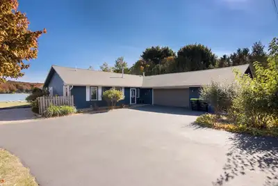 Image de Belle maison familiale sur le lac Leelanau - Bateau ponton inclus - détendez-vous!