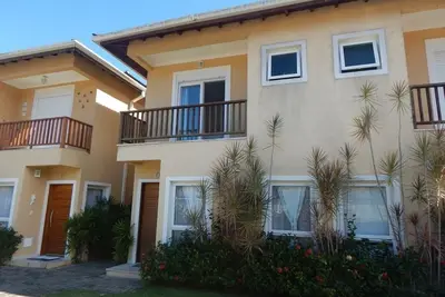Image de communauté fermée large et confortable, piscine privée service de plage