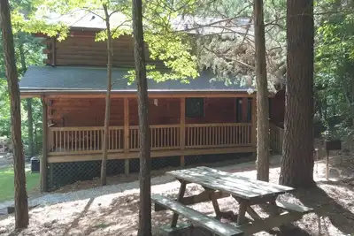 Lovely Log Home est entouré par le parc d'État Roosevelt et à proximité des jardins Callaway!