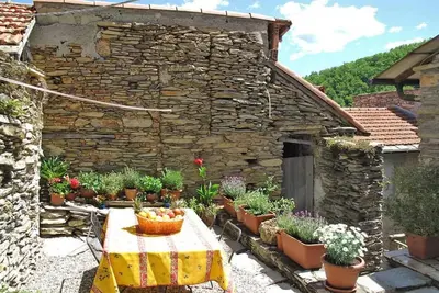 Image de Maison individuelle avec jardin dans l'arrière-pays ligure 8047-Lt-0015