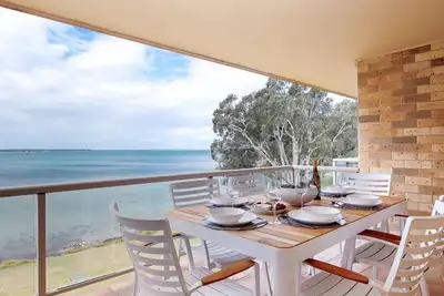 Image de 3 'Pelican Sands', 83 Soldiers Point Rd - superbe unité au bord de l'eau avec vue magique sur l'eau et climatisation