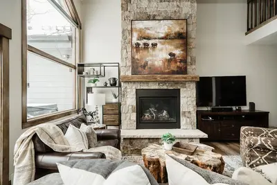 Image de Grande maison skis aux pieds avec vue sur la montagne