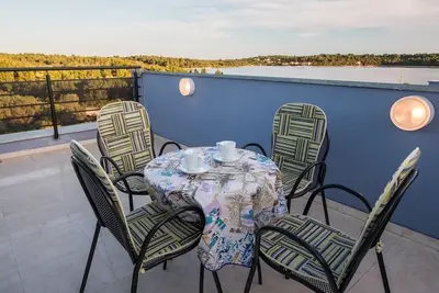 Appartement de deux chambres avec la terrasse et la vue sur le mer Verunic, Dugi otok (A-14286-c)
