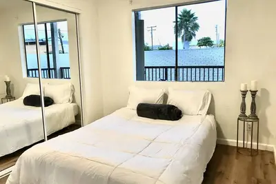 Image de Condo 2bed Long Beach avec balcon privé et près de 405 accès près du Csu Long Beach