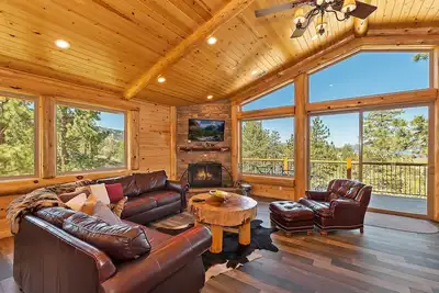 Image de Hunter's Lakeview: Lux Log Style à Castle Glen avec une vue imprenable! Salle de jeux et de cinéma!