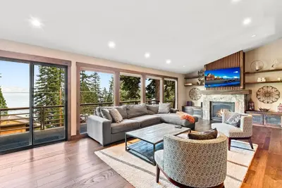 Image de Cette maison est un 4 chambre (s) à coucher, 4 salles de bain, situé à Tahoe City, Californie.