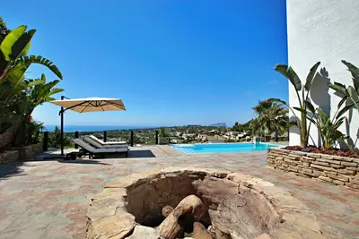 Image de Villa de luxe avec vue spectaculaire sur la mer!
