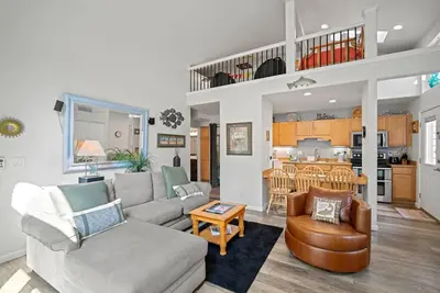 Image de Nouvelle inscription, Condo rénové! Master w / New King, A / C, piscine communautaire / bain à remous, vue sur la forêt Nat'l