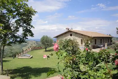 Image de Ferme nichée dans les collines verdoyantes de Parco del Monte Subasio