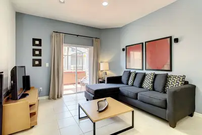 Image de Belle mise à jour Regal Oaks Townhome avec bain à remous privé