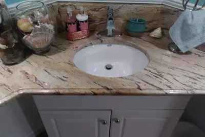 Image de Suite de 2 chambres avec une cuisine complète, un salon et une salle de bain complète.