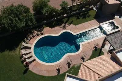 Image de Piscine en forme de guitare!